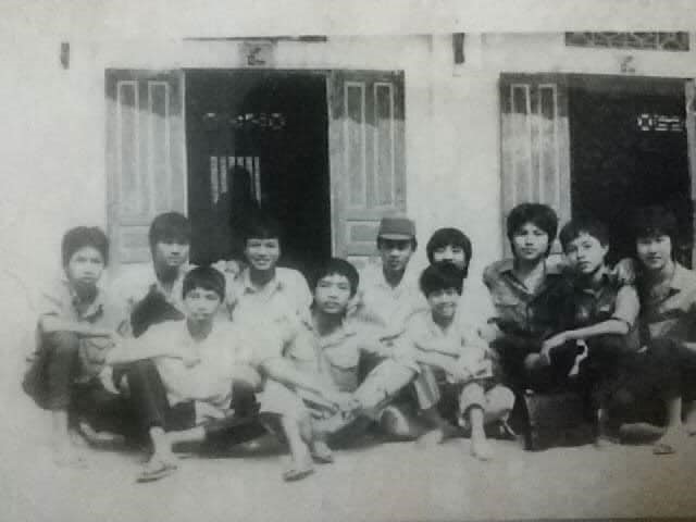 Lớp chuyên Toán ( khóa 1983 -1989) chụp trước dãy nhà cấp 4